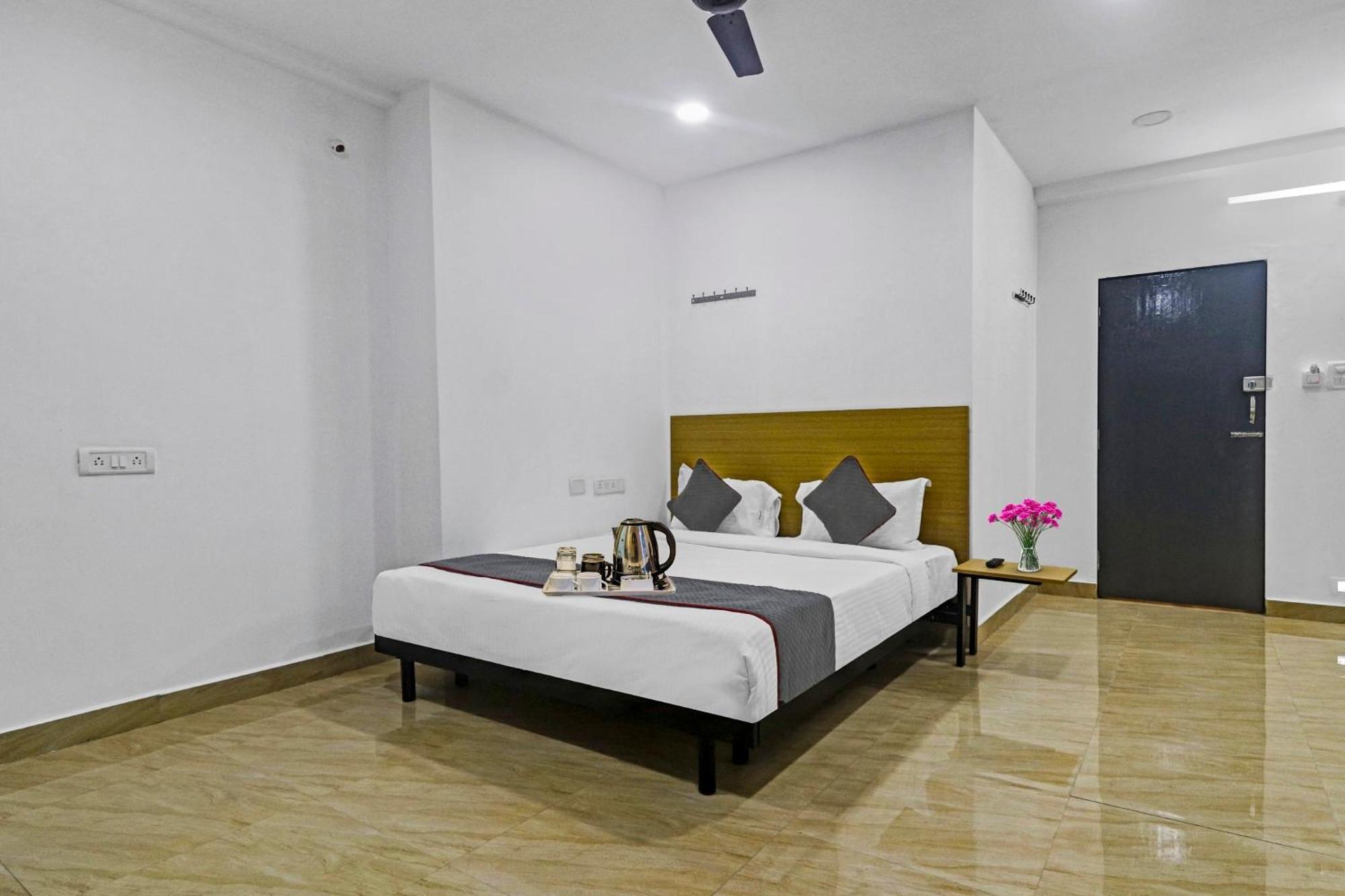 OYO Townhouse 1014 De Alphabet Hotel Q City Gachibowli Buitenkant foto